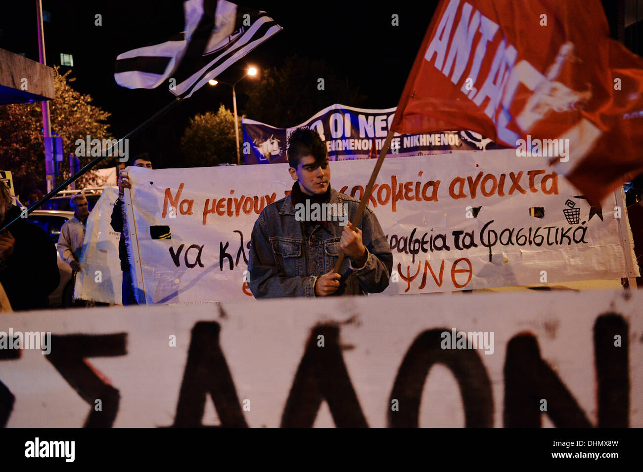 Salonicco, Grecia. Xii Nov, 2013. Un dimostrante detiene una bandiera di un antirazzismo organizzazione durante il mese di marzo. Anti le organizzazioni razziste e i sindacalisti ha dimostrato di Salonicco, chiedendo la chiusura della Golden Dawn estrema destra parte uffici in ogni città in Grecia. I dimostranti hanno marciato e ho cercato di raggiungere la Golden Dawn uffici.Foto: Giannis Papanikos/NurPhoto © Giannis Papanikos/NurPhoto/ZUMAPRESS.com/Alamy Live News Foto Stock