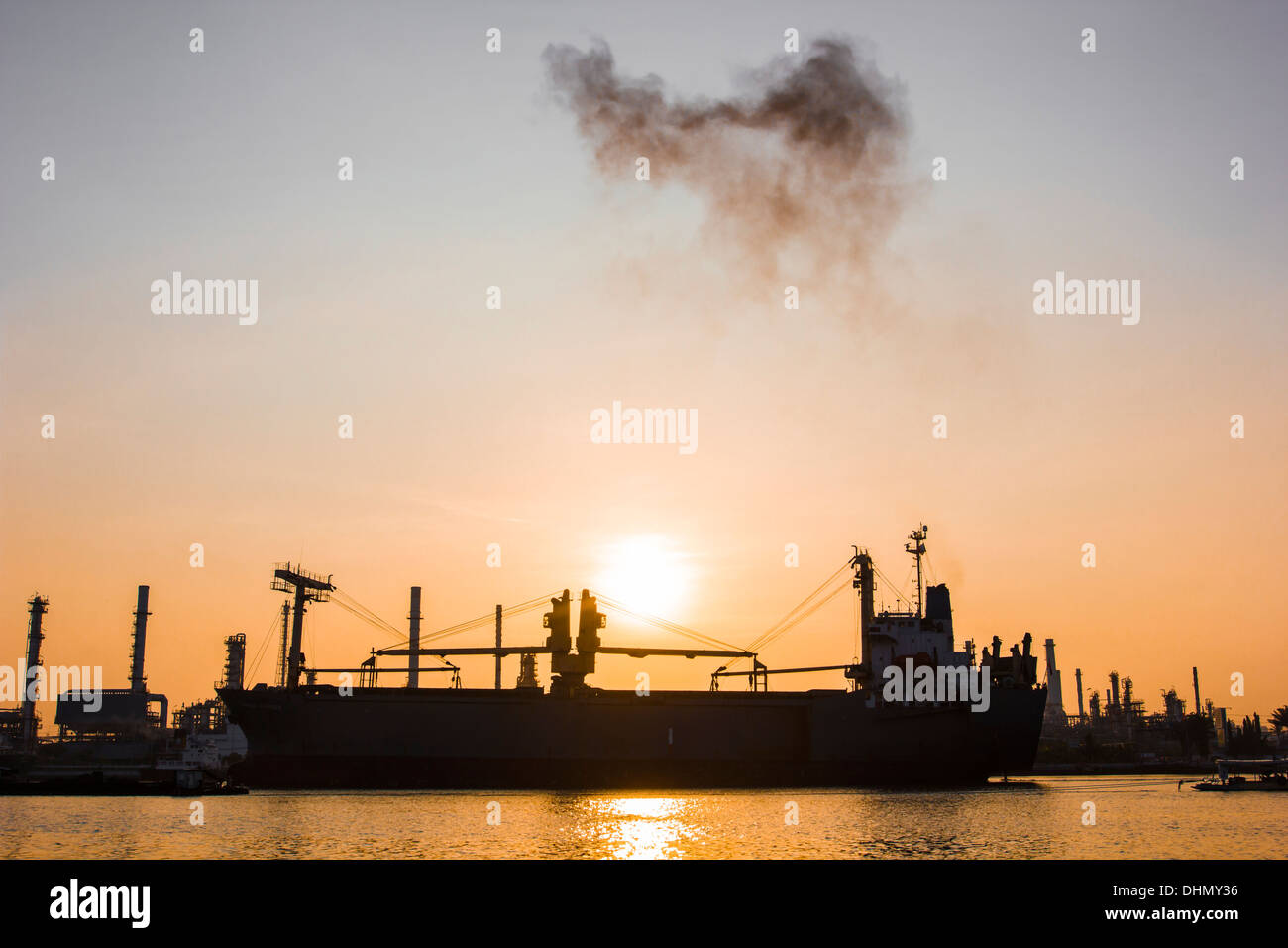 Raffineria di petrolio visualizzare e freighter con Sunrise Foto Stock