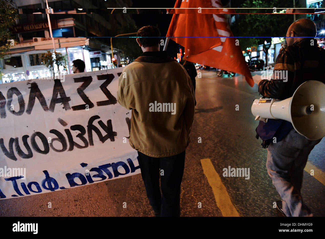 Salonicco, Grecia. Xii Nov, 2013. Manifestanti hanno marciato nel centro di Salonicco. Anti le organizzazioni razziste e i sindacalisti ha dimostrato di Salonicco, chiedendo la chiusura della Golden Dawn estrema destra parte uffici in ogni città in Grecia. I dimostranti hanno marciato e ho cercato di raggiungere la Golden Dawn uffici.Foto: Giannis Papanikos/NurPhoto © Giannis Papanikos/NurPhoto/ZUMAPRESS.com/Alamy Live News Foto Stock