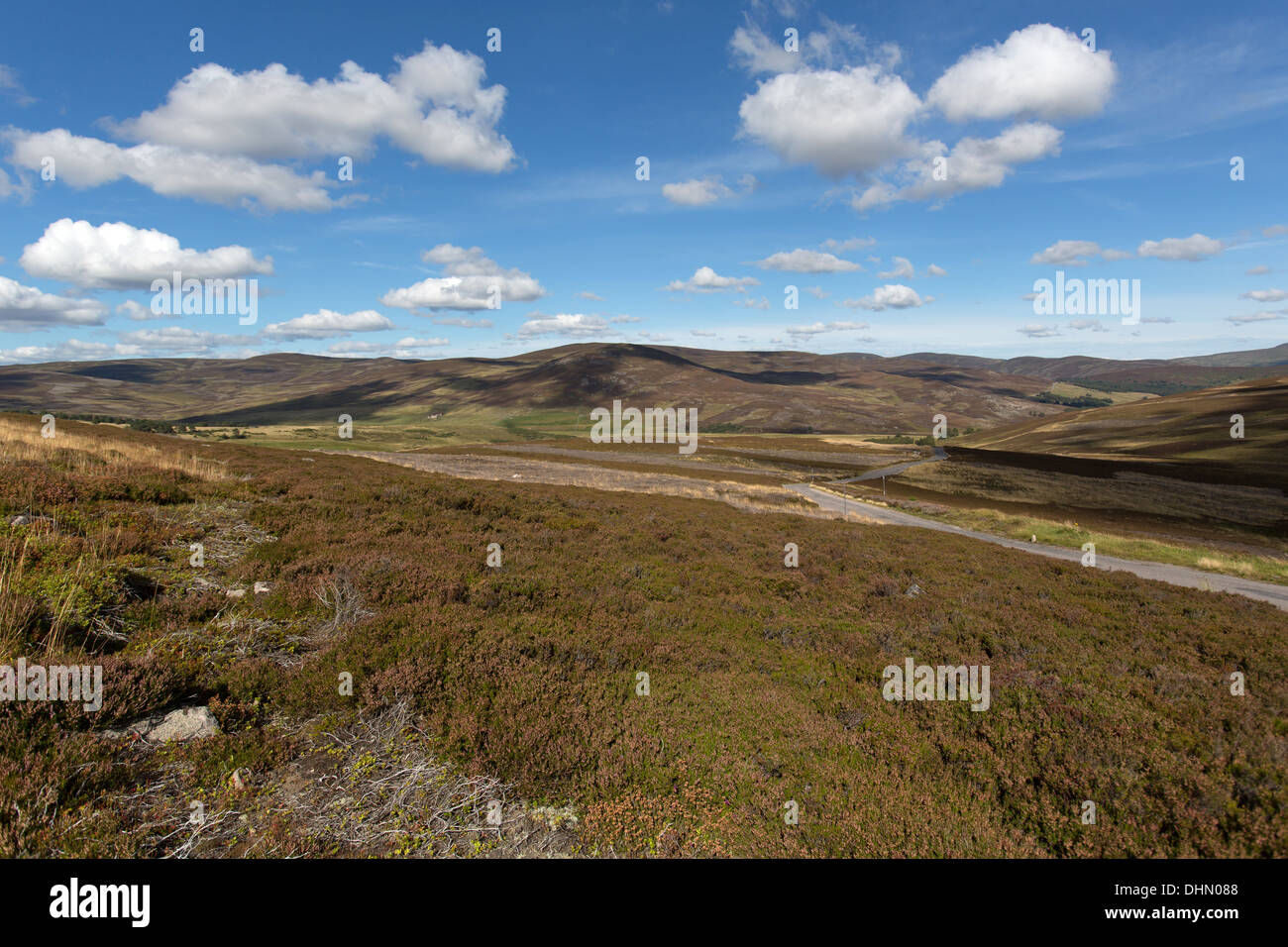 Grampians, Scozia. Vista pittoresca del Grampian regione in Royal Deeside tra Crathie e Gairnshiel Lodge. Foto Stock