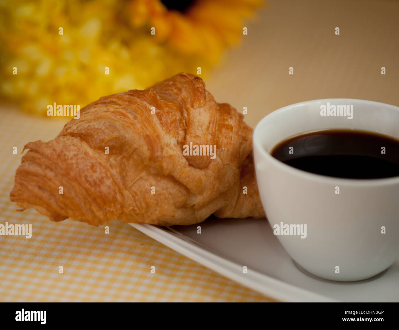Croissant e caffè con decorational fiori di sfondo Foto Stock