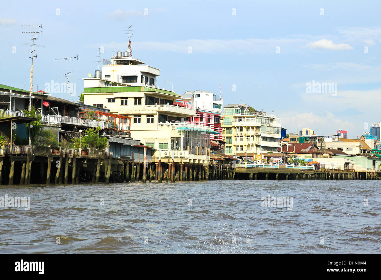 Edifici residenziali visto dalla barca lungo il Fiume Chao Phraya a Bangkok , Thailandia. Foto Stock