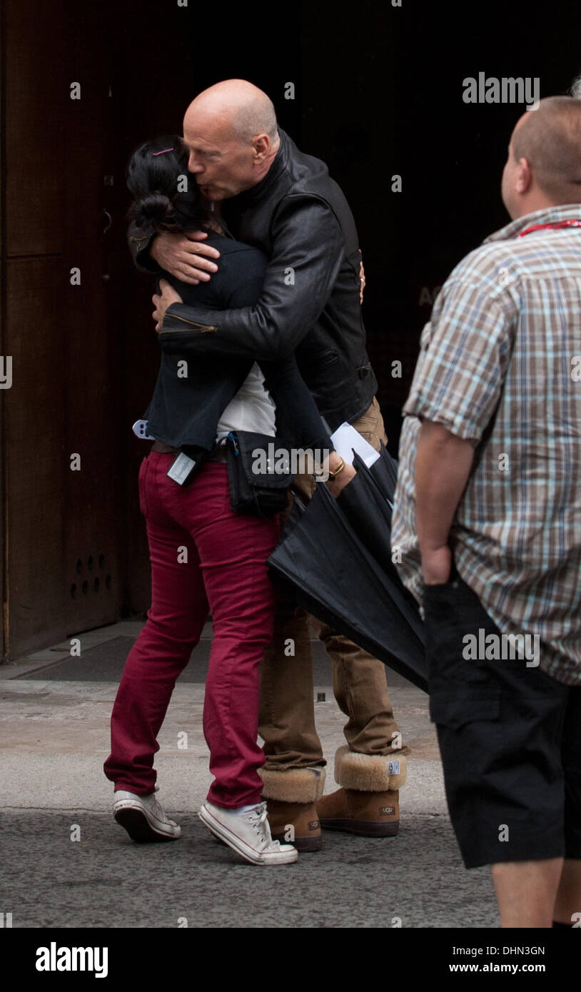 Bruce Willis baci e abbracci un amico come egli arriva sul set di un film di girare le scene per il suo nuovo film "Un buon giorno per Die Hard' Budapest, Ungheria - 07.05.12 Foto Stock