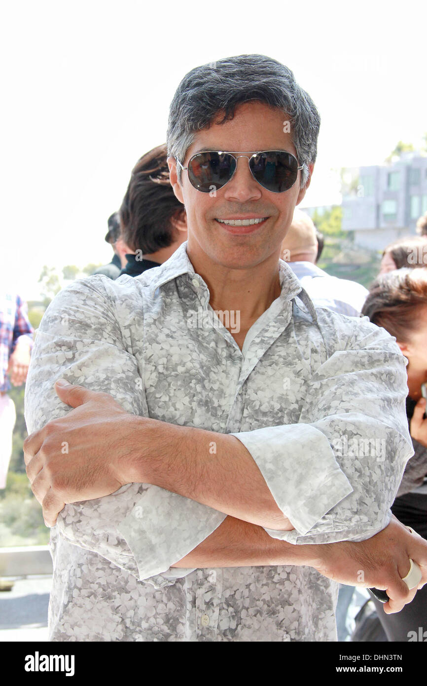 Esai Morales a Bebe Carità evento di moda a Hollywood. Bebe Carità evento moda per ali, di un 5 anno vecchia ragazza con il cancro, che lotta per la sua vita in ospedale. Vestiti furono messe all'asta per raccogliere fondi per Ali. Esai stava ospitando l'asta. Los Angeles Foto Stock