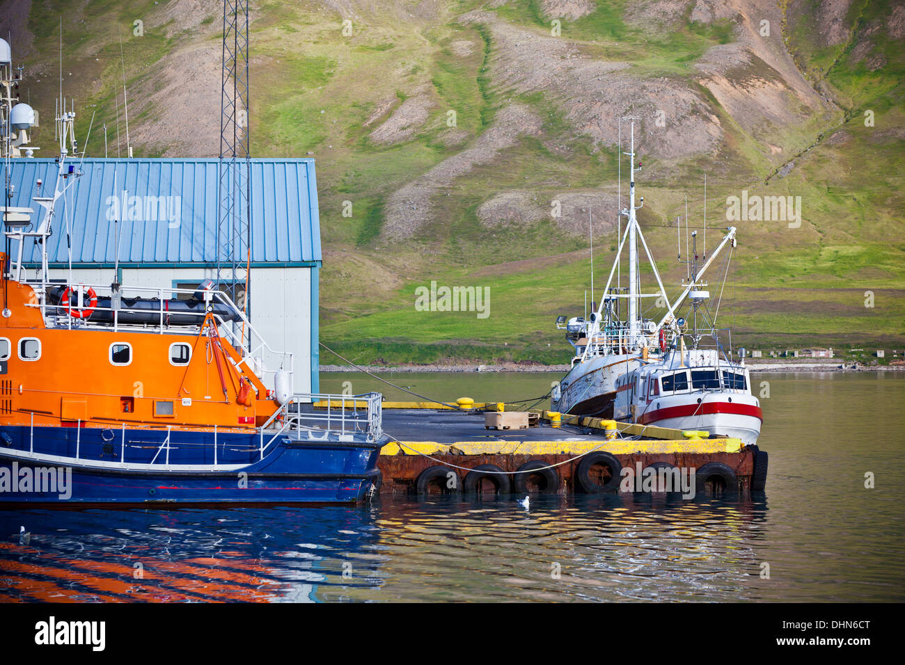 Tipico Islanda porto con barche da pesca nel giorno di estate Foto Stock