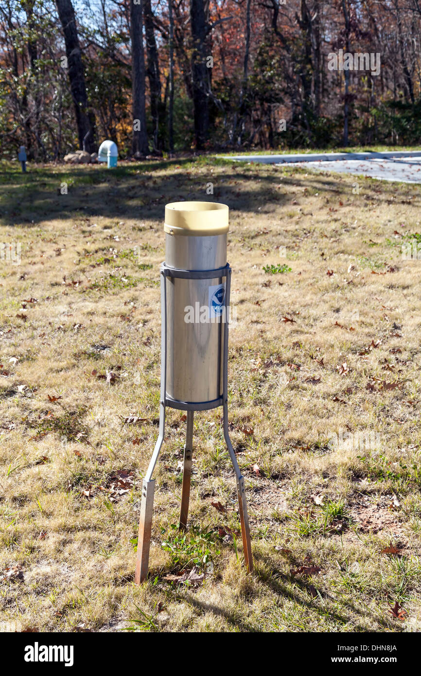 Indicatore pioggia le apparecchiature di misura presso il LEED del Centro Visitatori Gorges del parco statale nella Carolina del Nord e Stati Uniti d'America Foto Stock