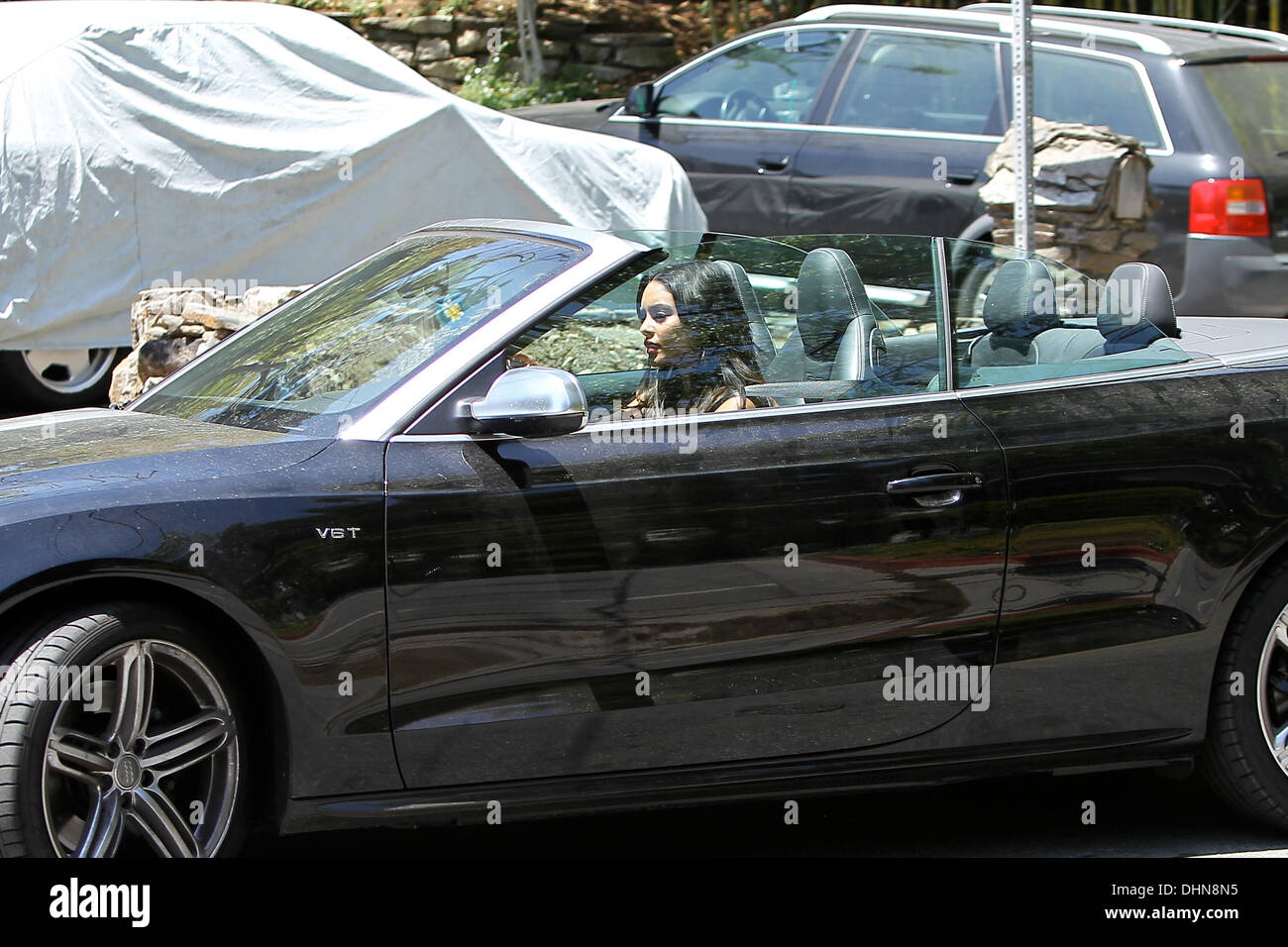 Vanessa Hudgens lascia un photoshoot in Beverly Hills nella sua Audi auto convertibili di Los Angeles, California - 09.05.12 Foto Stock