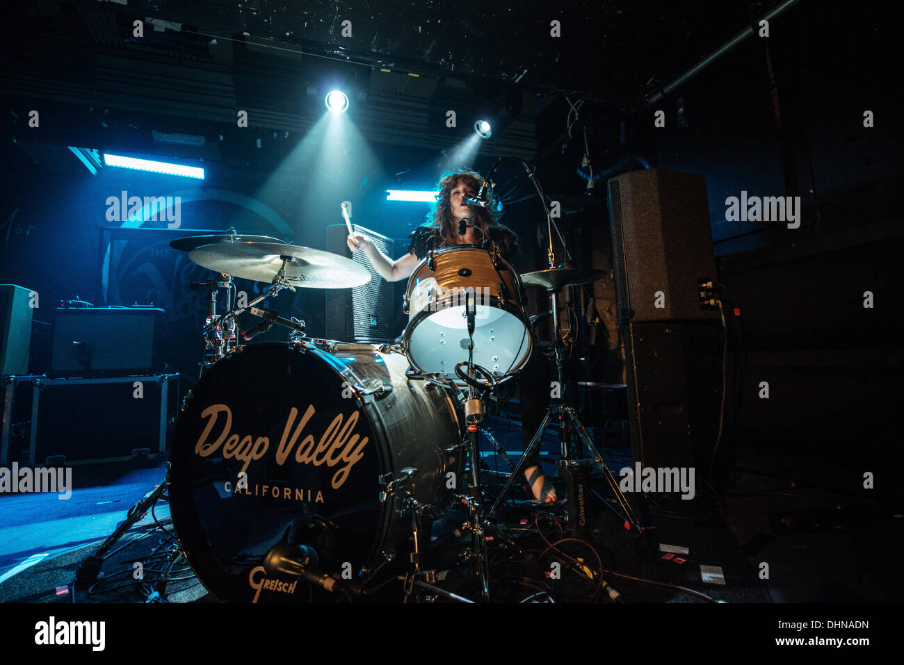 Glasgow, Scotland, Regno Unito. 12 novembre 2013. Julie Edwards di Deap Vally esegue a Oran Mor a Glasgow, Scotland, Regno Unito - 12 novembre: 2013 © Sam Kovak/Alamy Live News Foto Stock