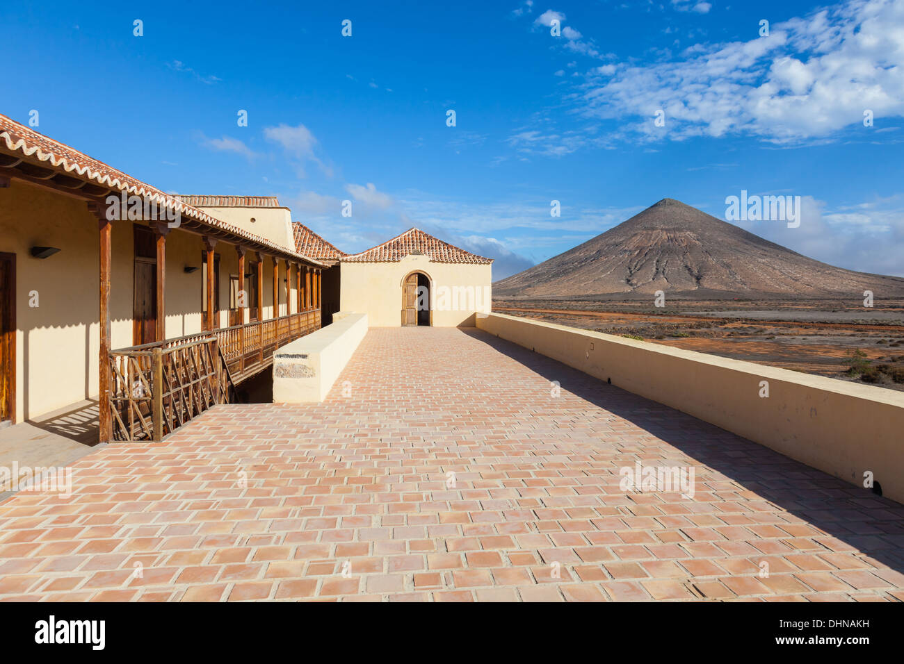 Architettura coloniale e il vulcano all'orizzonte Foto Stock