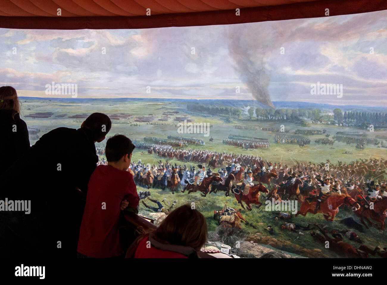 I turisti a guardare le scene di battaglia presso il Panorama, il museo che mostra un 360° affresco della Battaglia di Waterloo a Braine-l'Alleud, Belgio Foto Stock