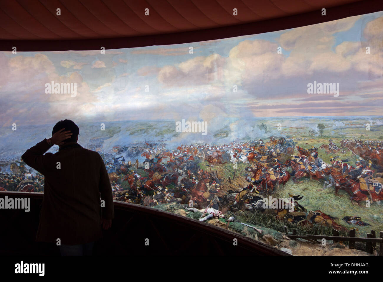 Tourist guardando le scene di battaglia presso il Panorama, il museo che mostra un 360° affresco della Battaglia di Waterloo a Braine-l'Alleud, Belgio Foto Stock