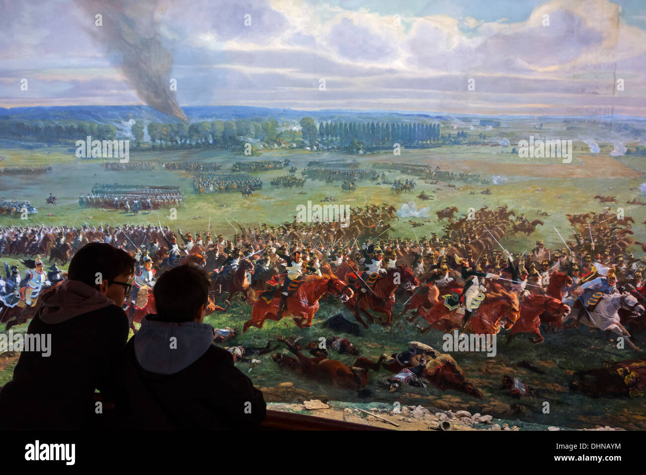 I bambini a guardare le scene di battaglia presso il Panorama, il museo che mostra un 360° affresco della Battaglia di Waterloo a Braine-l'Alleud, Belgio Foto Stock