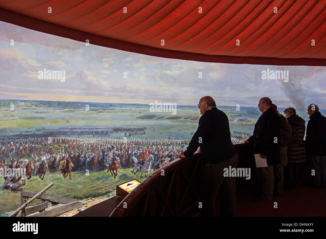 I turisti a guardare le scene di battaglia presso il Panorama, il museo che mostra un 360° affresco della Battaglia di Waterloo a Braine-l'Alleud, Belgio Foto Stock