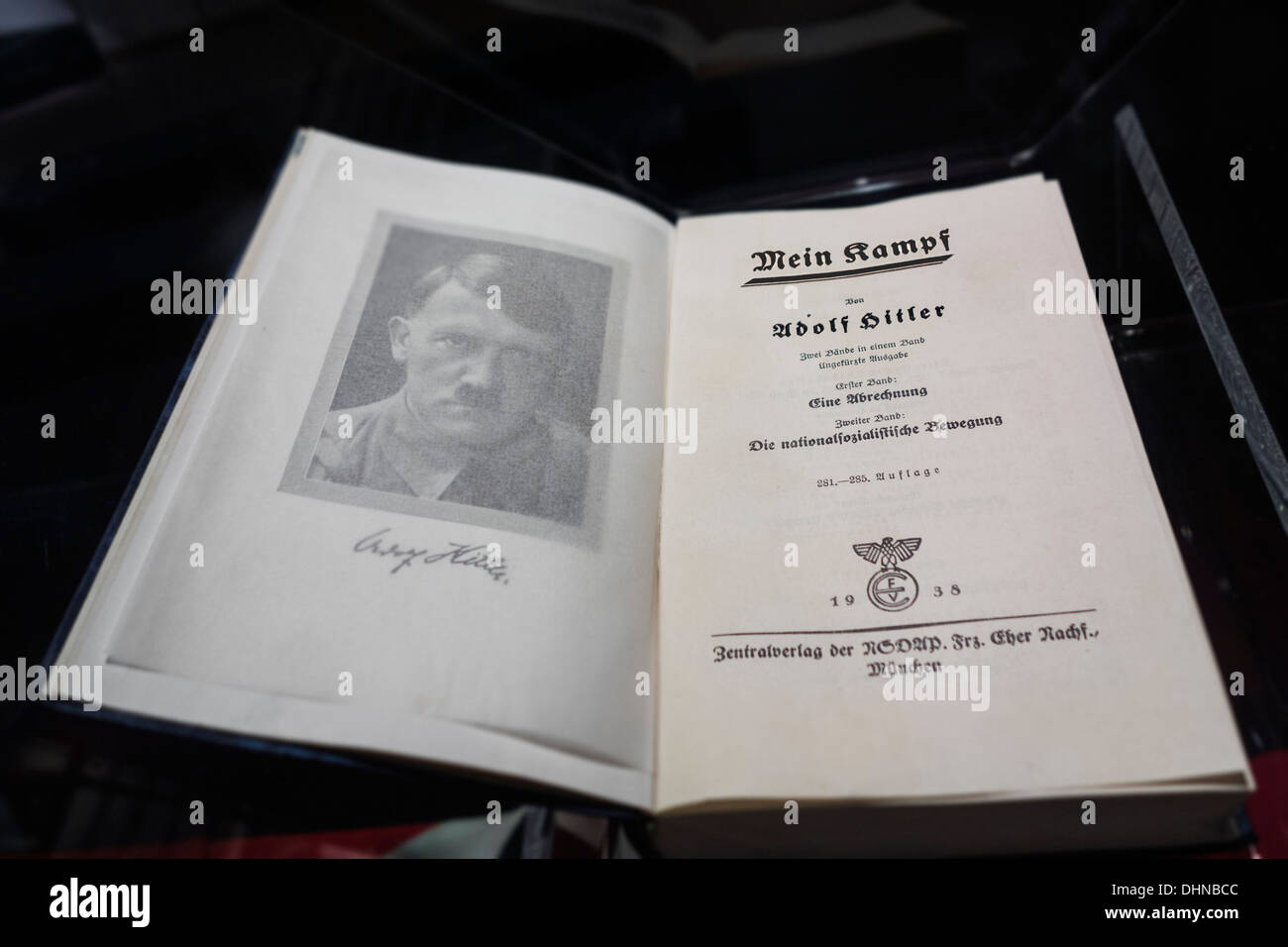 Il libro in tedesco Mein Kampf / la mia lotta, manifesto autobiografico da WW2 leader nazista Adolf Hitler Foto Stock