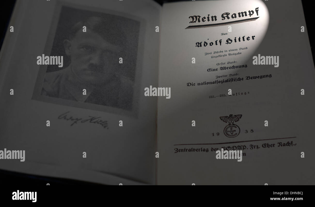 Il libro in tedesco Mein Kampf / la mia lotta, manifesto autobiografico dal leader nazista Adolf Hitler Foto Stock