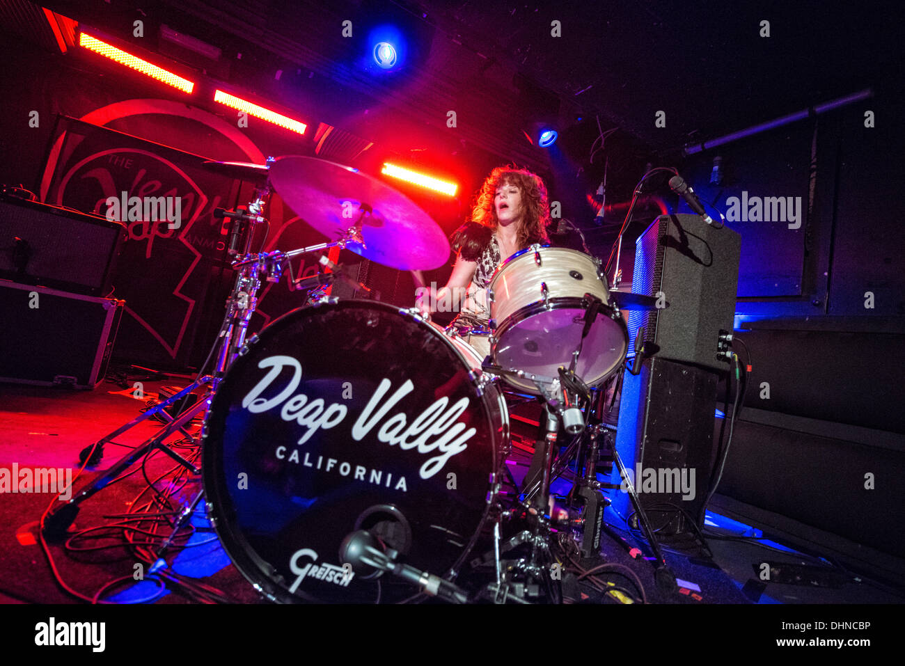 Glasgow, Scotland, Regno Unito. 12 novembre 2013. Julie Edwards di Deap Vally esegue a Oran Mor a Glasgow, Scotland, Regno Unito - 12 novembre: 2013 © Sam Kovak/Alamy Live News Foto Stock