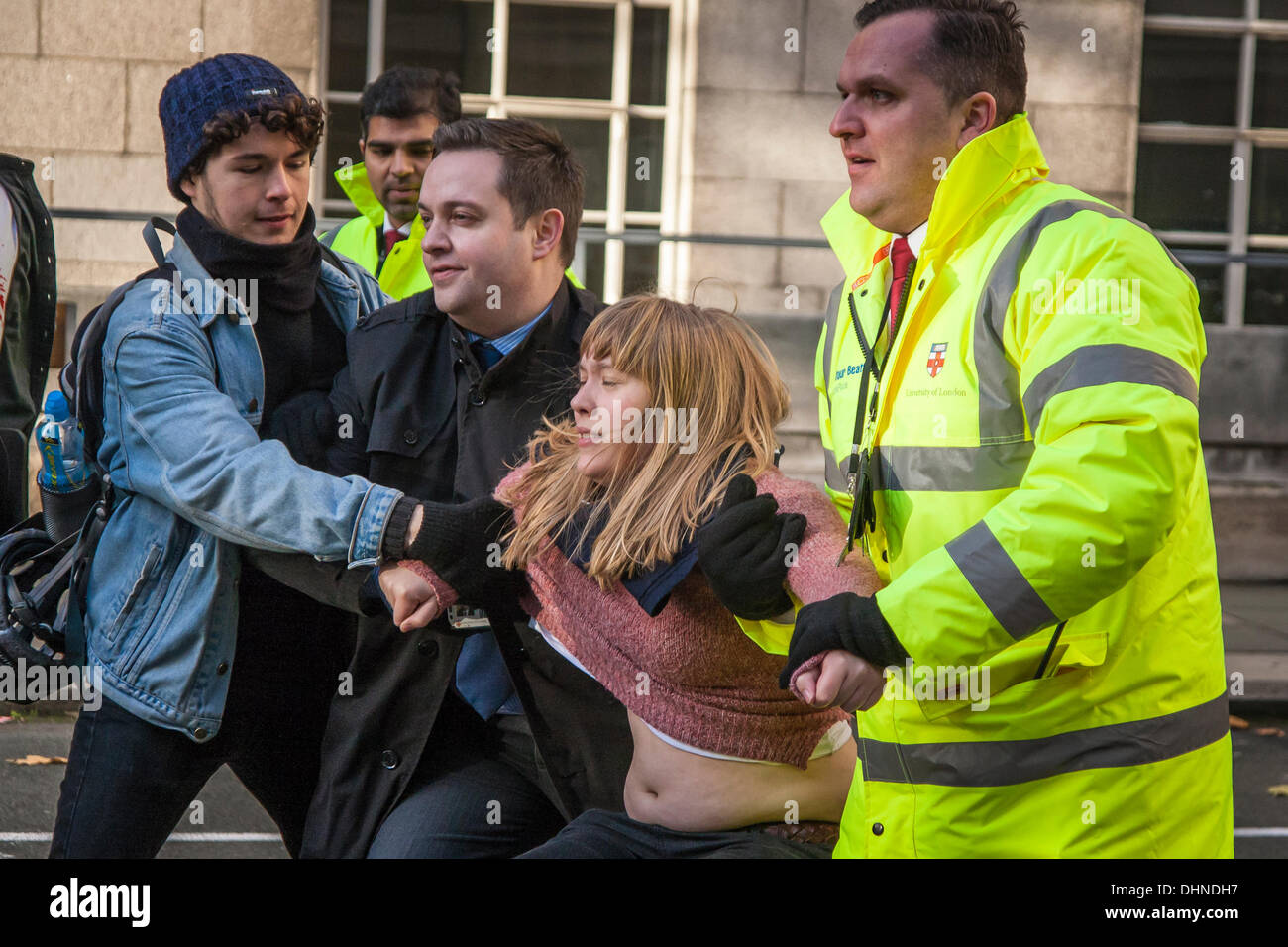 Londra, Regno Unito. Il 13 novembre 2013. I punteggi della University College di Londra gli studenti protestano contro la prevista chiusura di ULU unione degli allievi da parte del management, che affermano di non consultare gli studenti, si chiama un attacco su studente-eseguire gli spazi. Credito: Paolo Davey/Alamy Live News Foto Stock