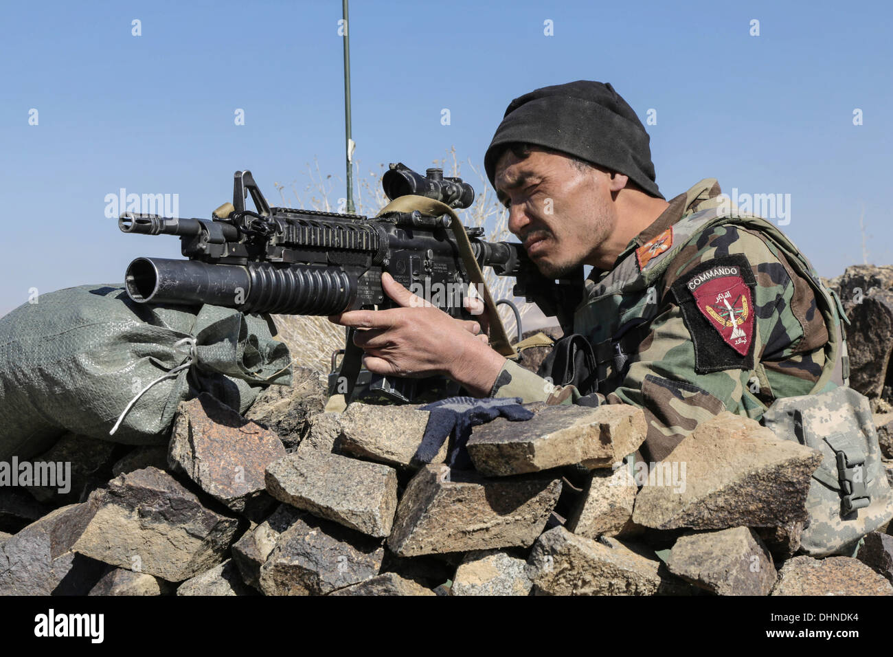 Un esercito nazionale afghano Commando con 1° Company, 3 Operazioni Speciali Kandak fornisce la sicurezza durante una operazione di liquidazione Novembre 11, 2013 in Shah Wali Kot distretto, provincia di Kandahar, Afghanistan. Foto Stock