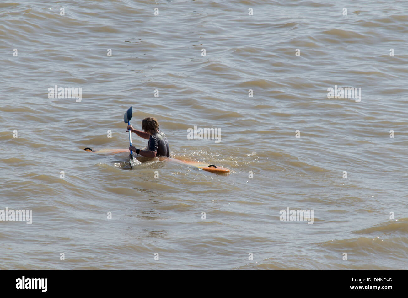 Ragazzo canoa fuori in mare Foto Stock