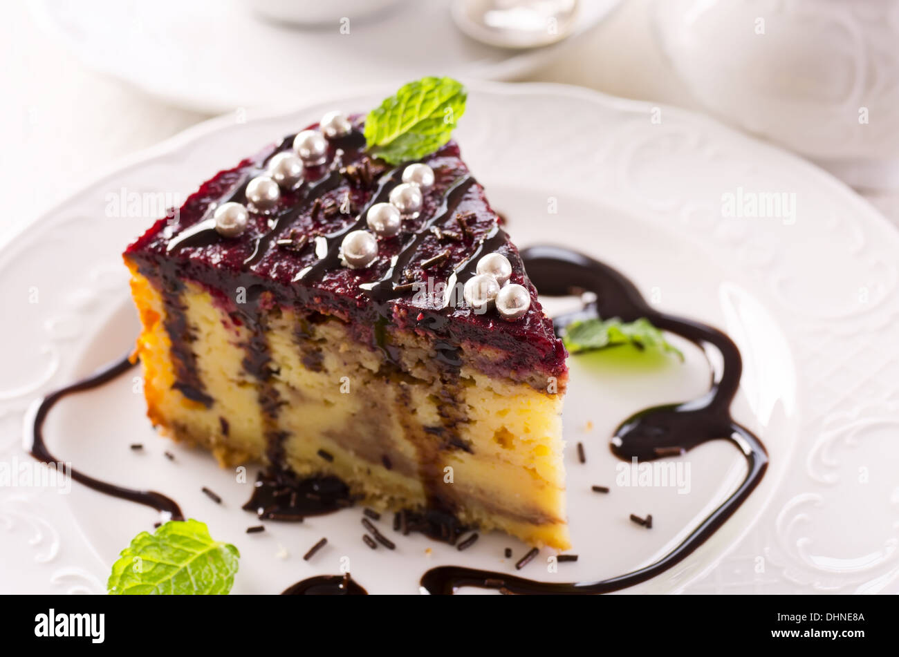 Cheesecake con chokolate e bacche di topping Foto Stock