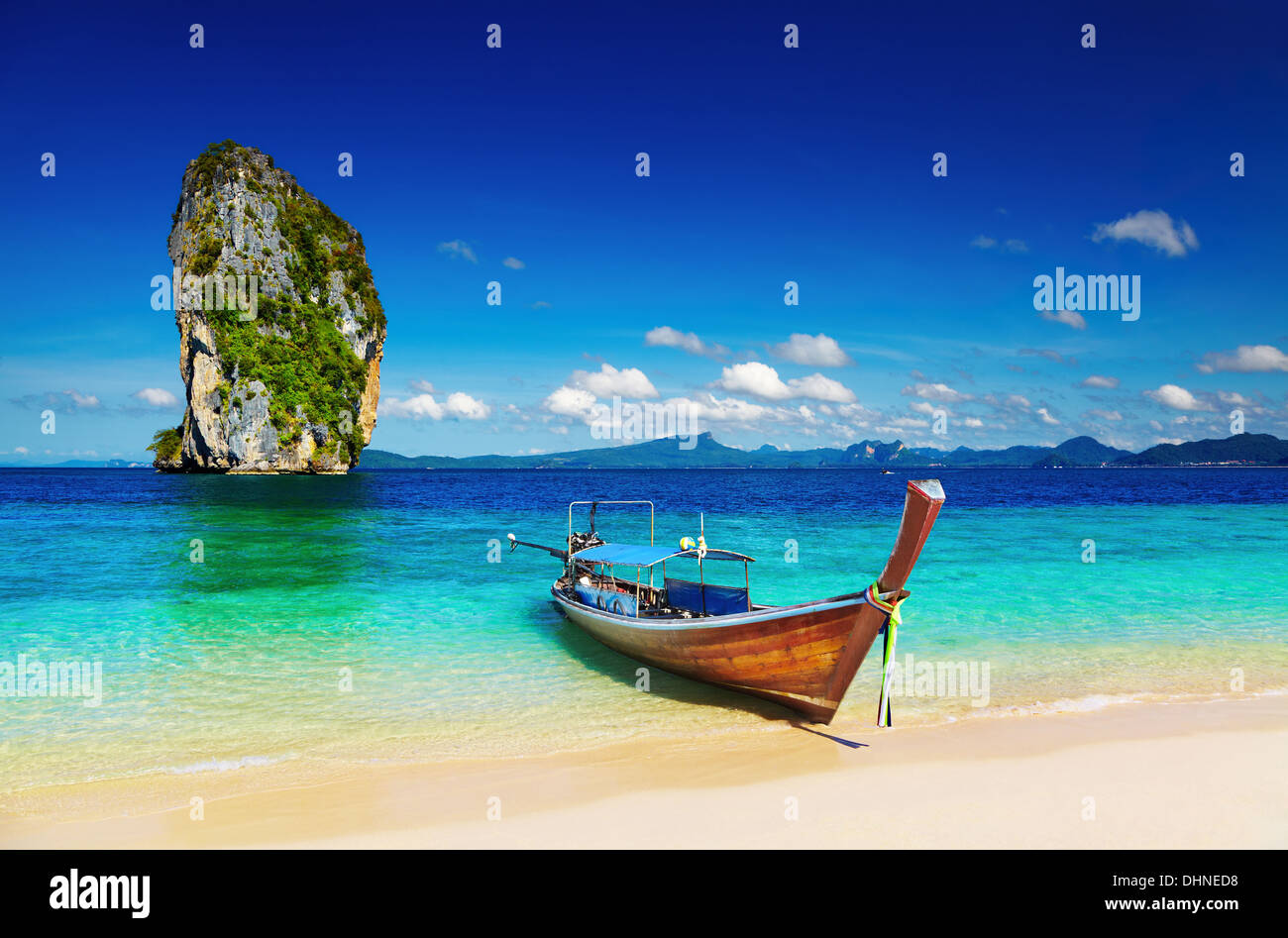 Barca dalla coda lunga, spiaggia tropicale, sul Mare delle Andamane, Thailandia Foto Stock