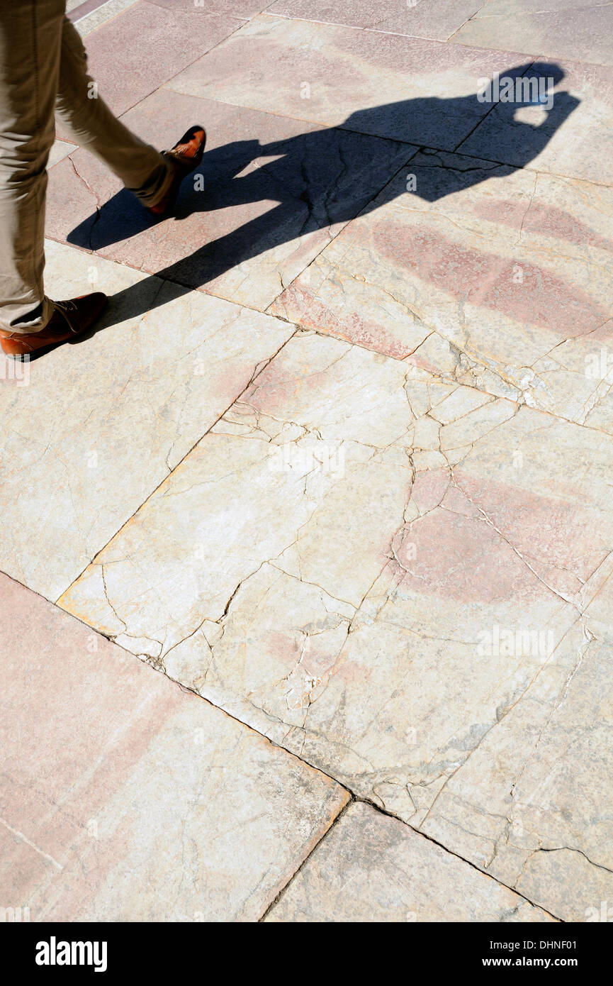 Camminando su incrinato pietre per pavimentazione Foto Stock