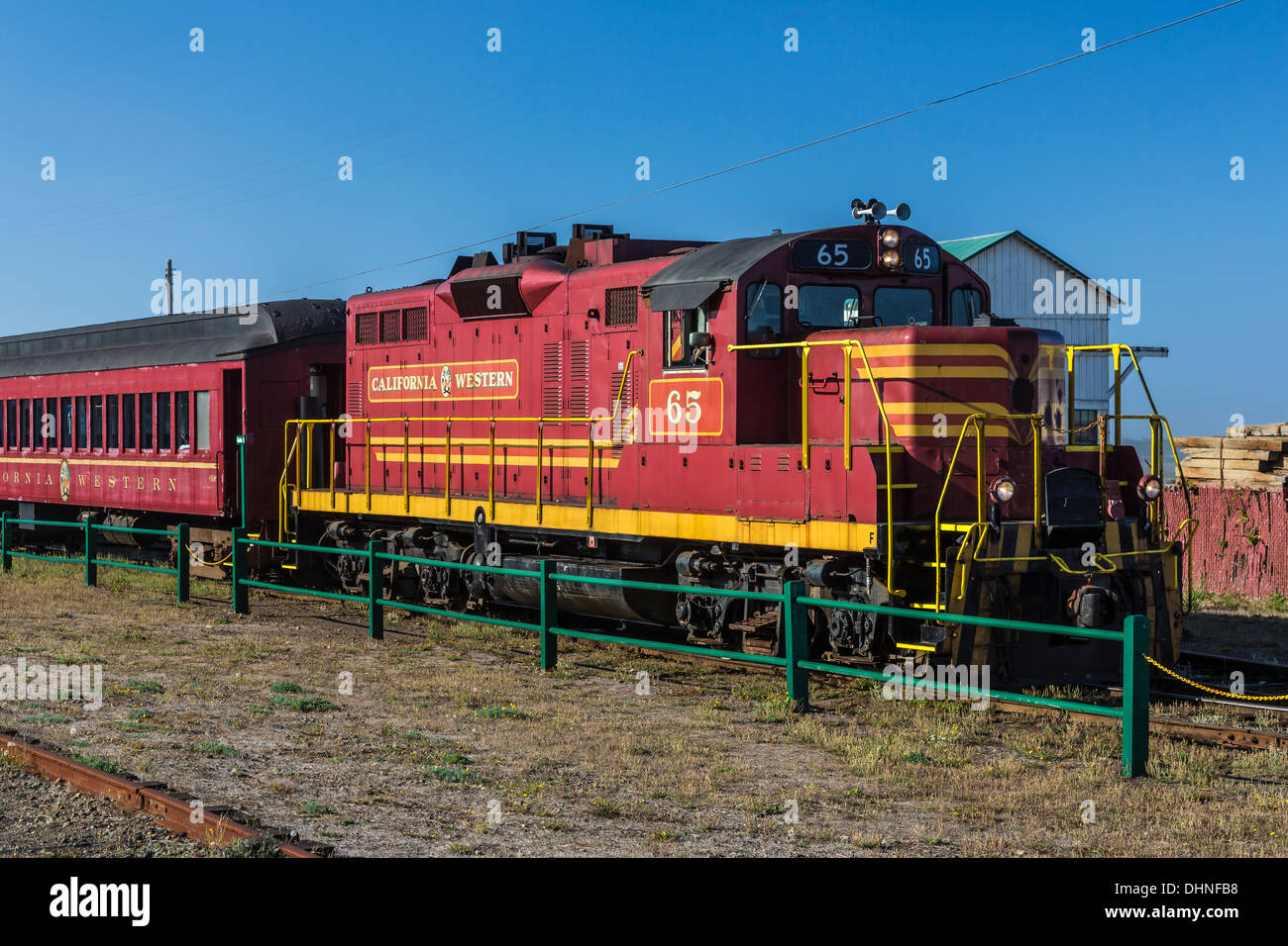 EMD GP9m locomotore pronto per la mattina di eseguire a Fort Bragg fine della Skunk Treno in Mendocino County, California, Stati Uniti d'America Foto Stock