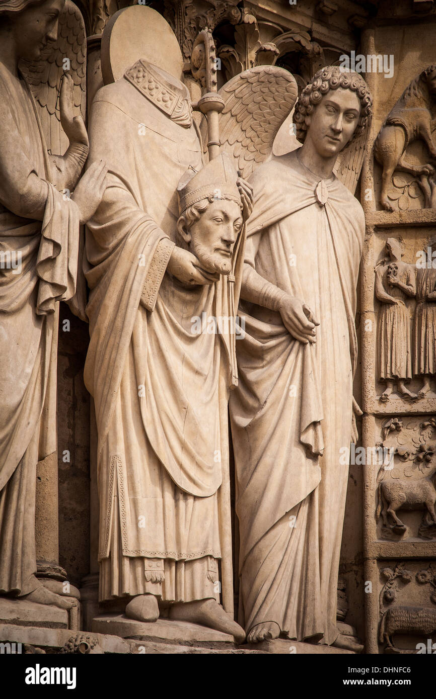 Saint Denis - mantenendo la propria testa, statua sulla facciata della Cattedrale di Notre Dame di Parigi Francia Foto Stock