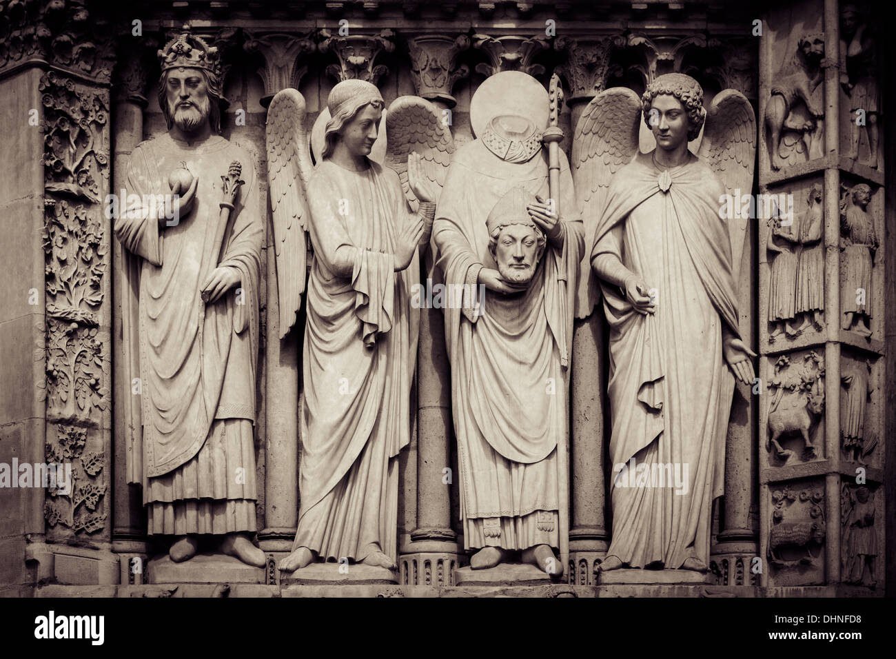Saint Denis - mantenendo la propria testa, statua sulla facciata della Cattedrale di Notre Dame di Parigi Francia Foto Stock