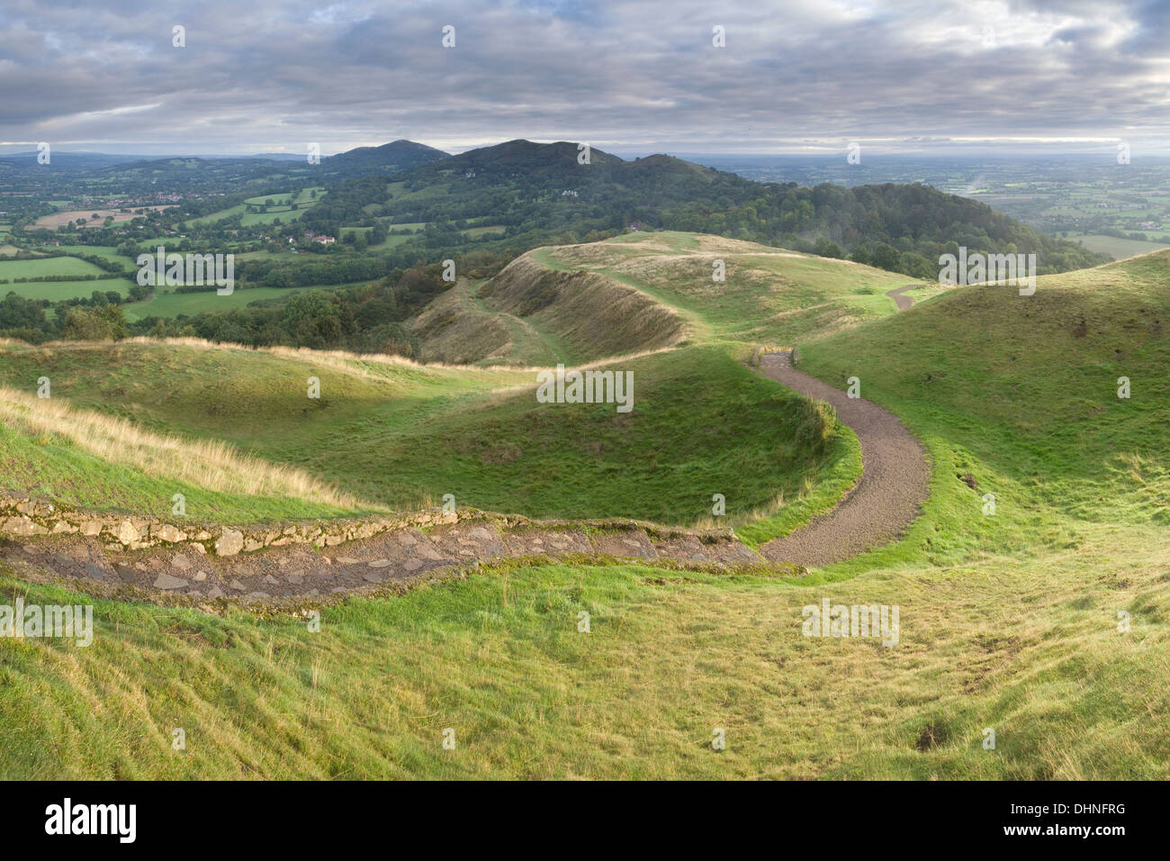 Il percorso si snoda attraverso i livelli in British Camp verso il Malvern Hills a sunrise. Foto Stock