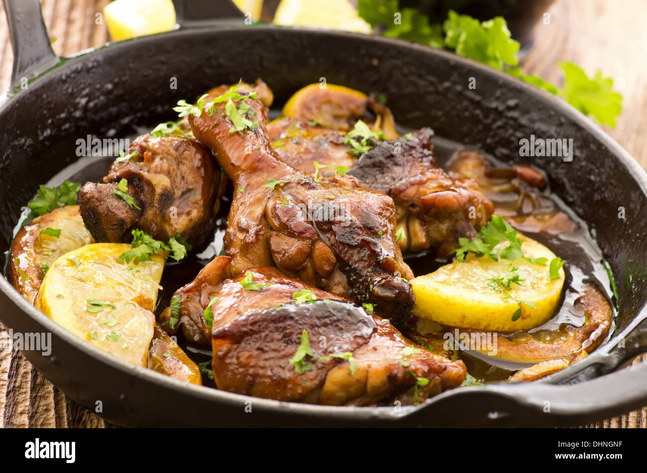 Pollo al limone in una padella Foto Stock