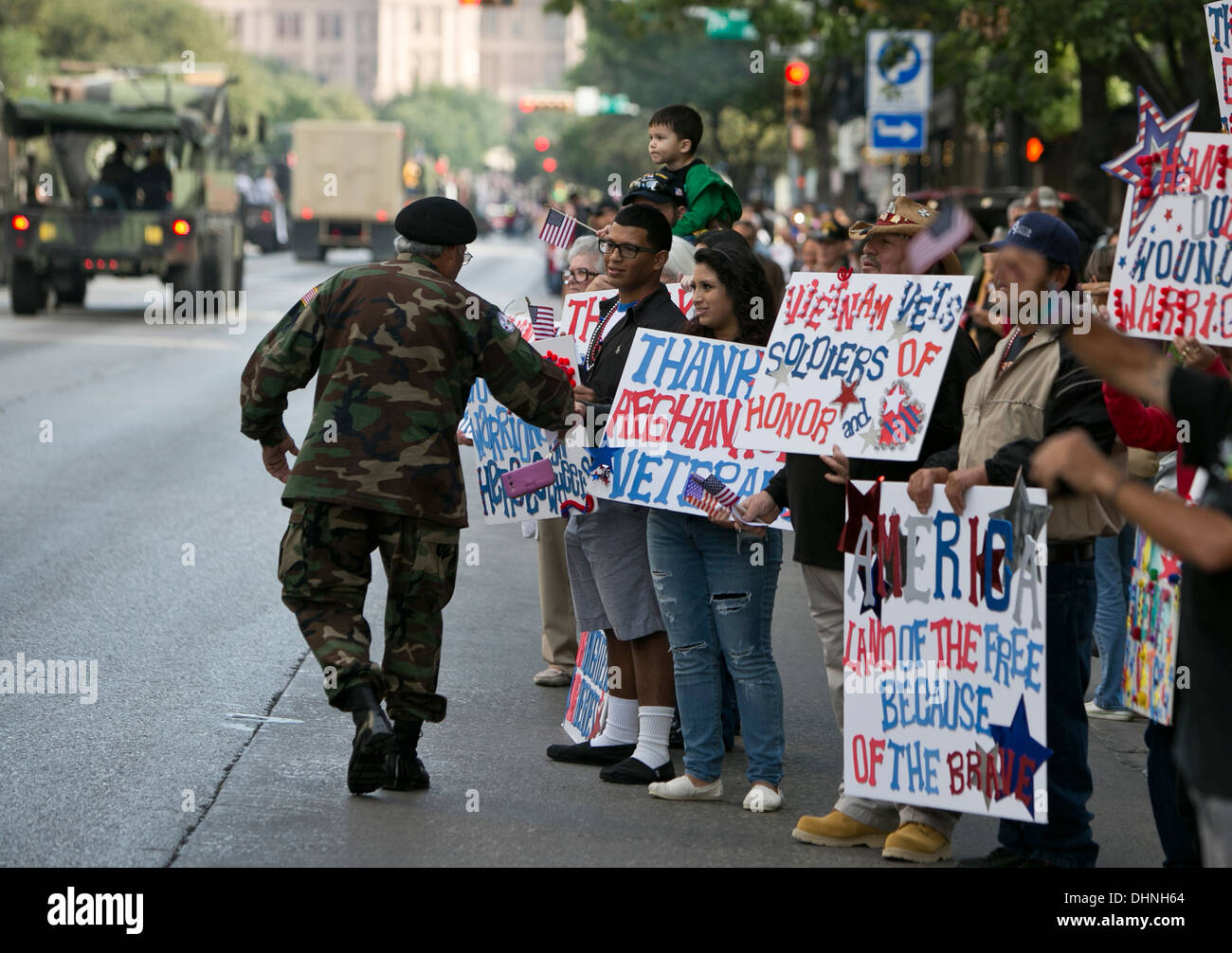 Maschio militare ispanico veterano saluta la folla e scuote le mani dei partecipanti durante un veterano del giorno parade di Austin in Texas Foto Stock