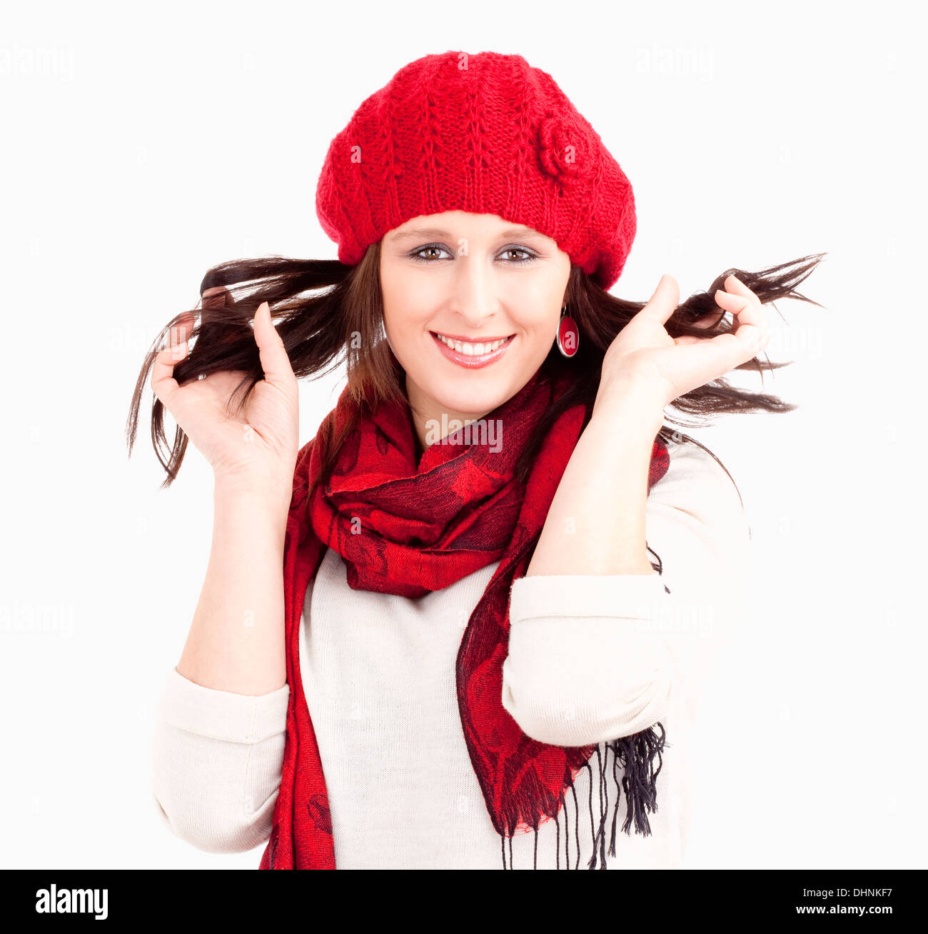 Giovane donna nel cappuccio rosso e sciarpa sorridenti - Isolato su bianco Foto Stock