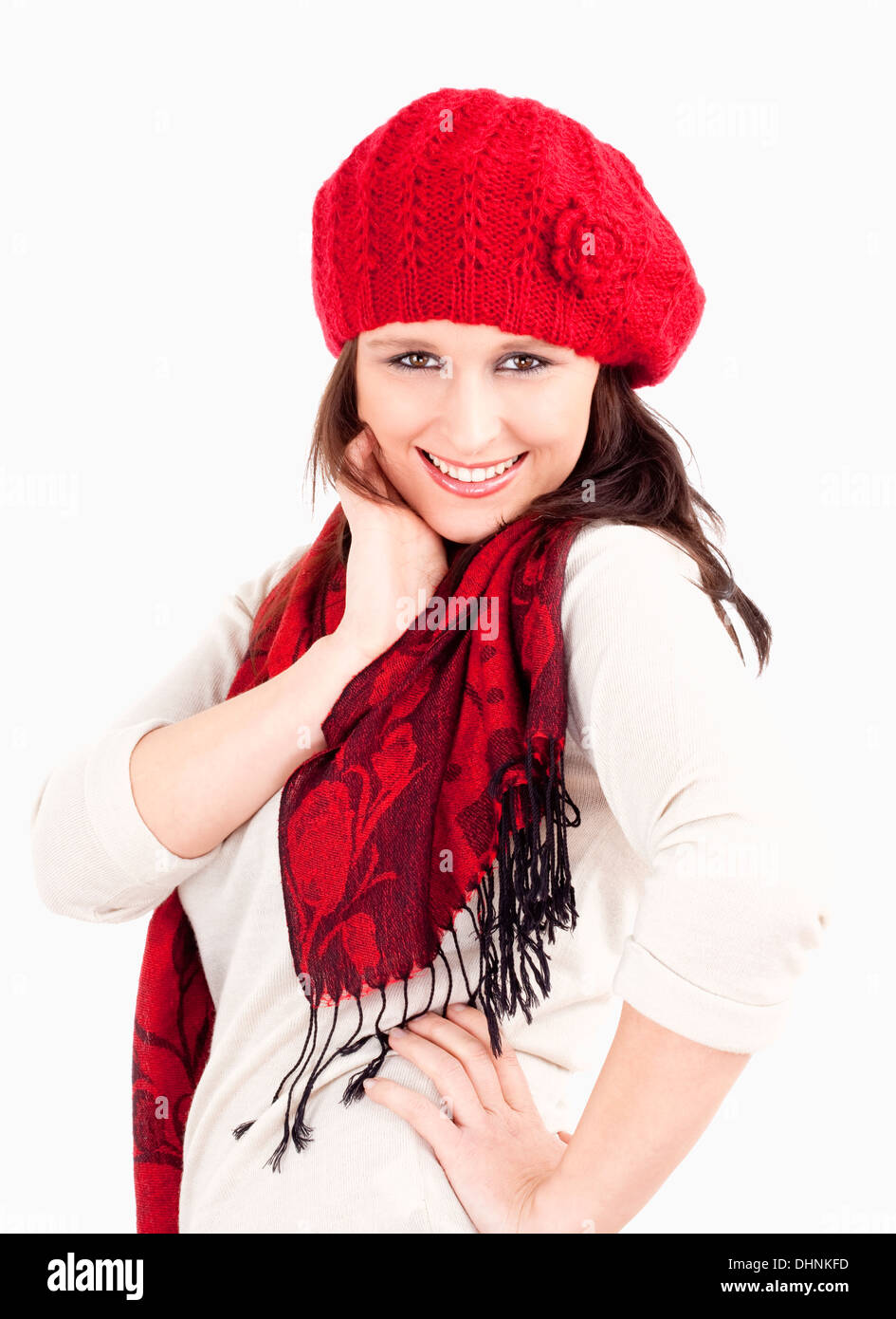Giovane donna nel cappuccio rosso e sciarpa sorridenti - Isolato su bianco Foto Stock