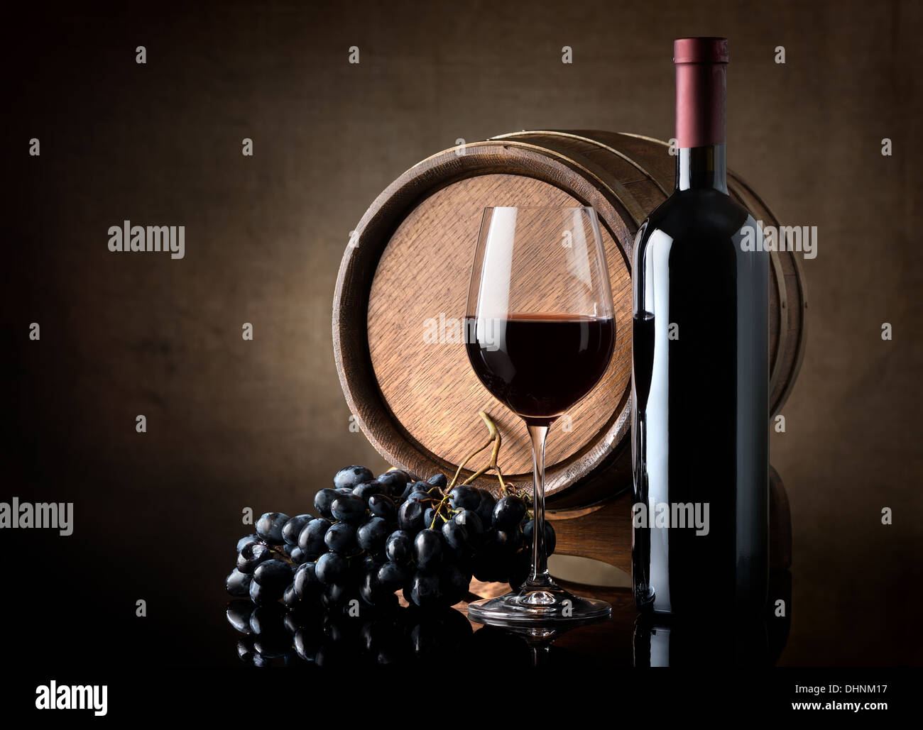 Bottiglia di vino rosso, uva e Barile di legno Foto Stock