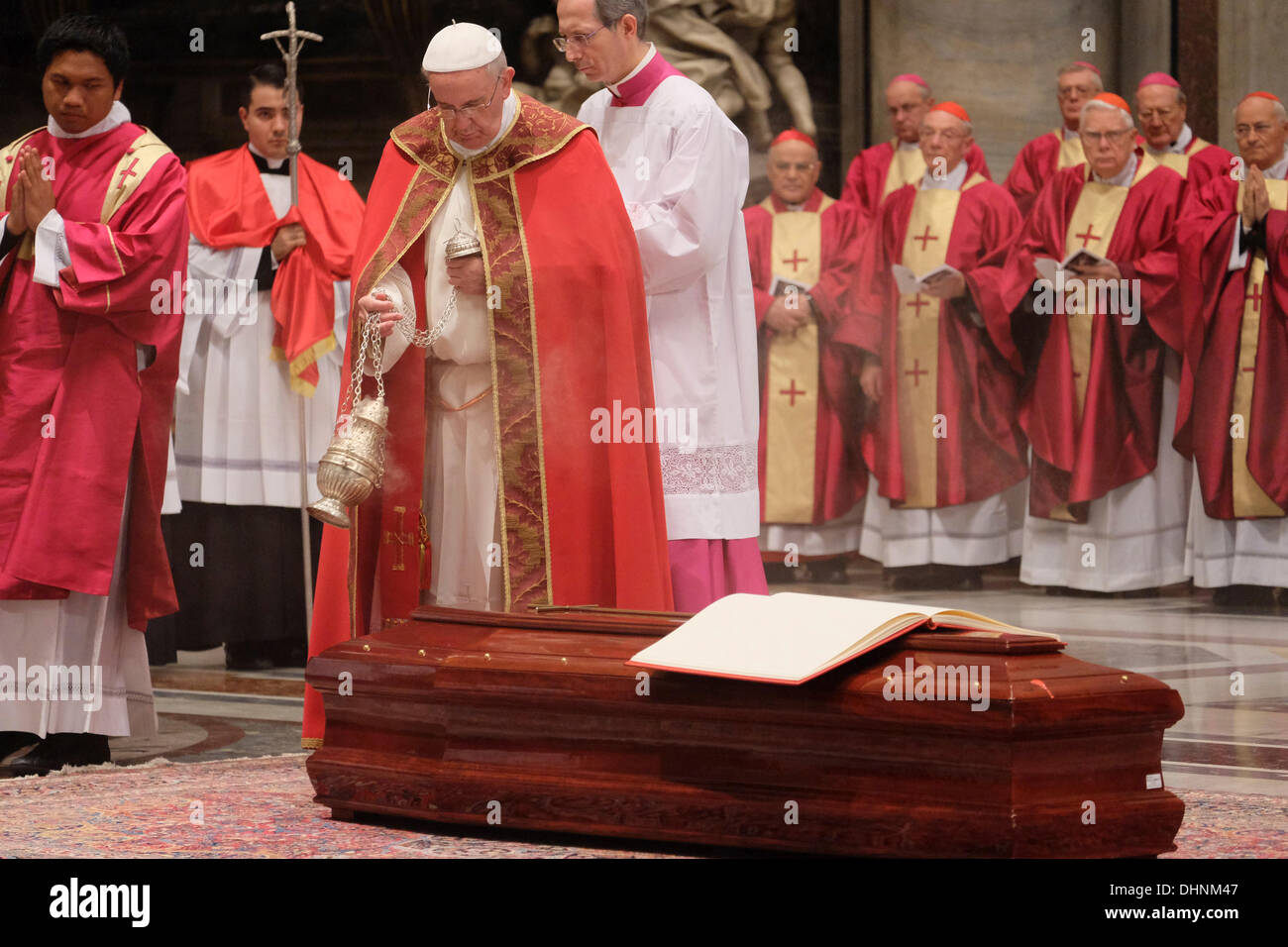 Vaticano, Roma. Il 13 novembre 2013. Roma vaticano papa Francesco benedice il corpo del Cardinale Francesco Bartolucci, direttore della Cappella Sistina, posizione che ha mantenuto ininterrottamente dal cardinale dal 1956 al 1997. Novembre 13, 2013 Credit: Davvero Facile Star/Alamy Live News Foto Stock