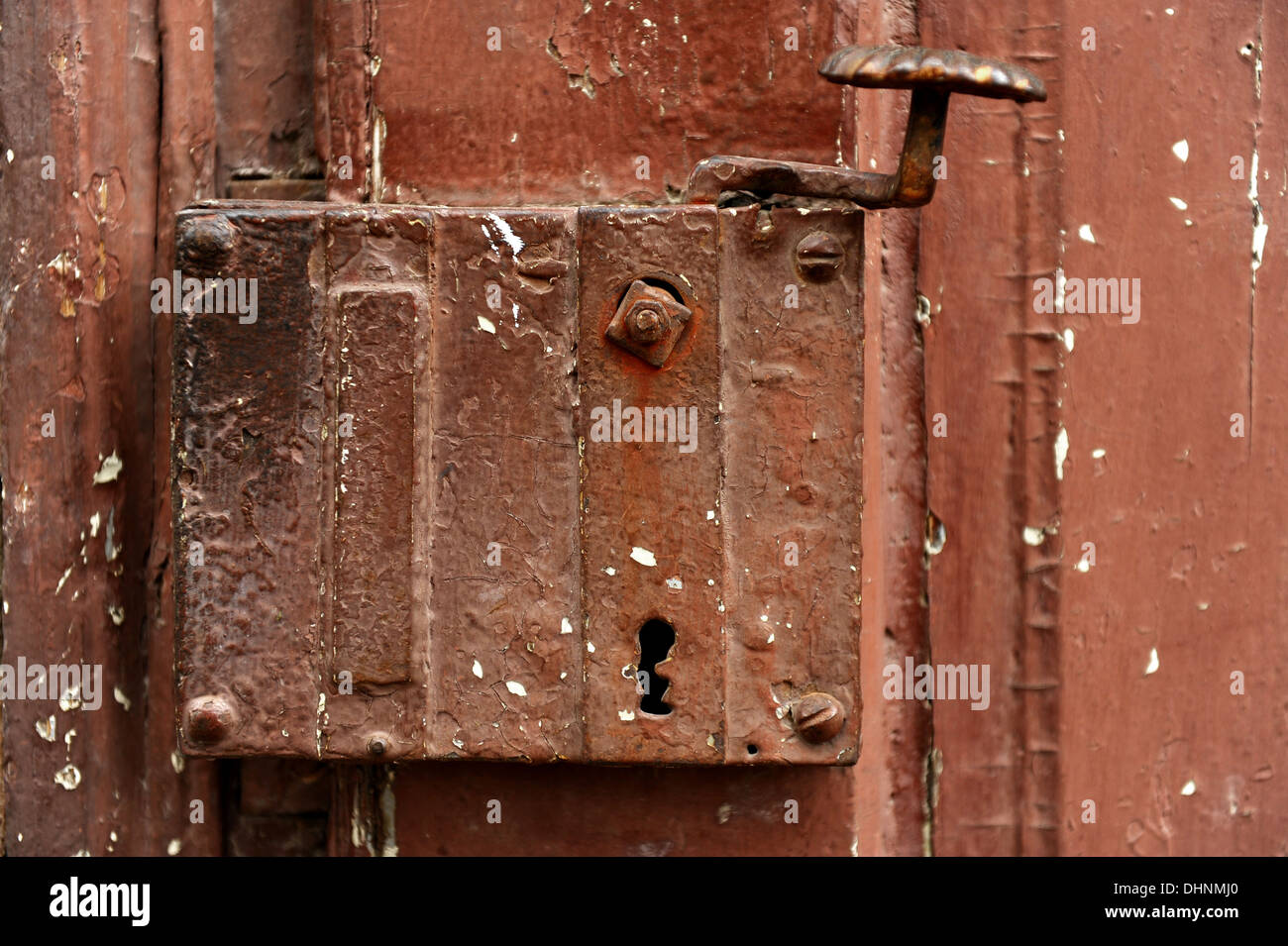 Vecchie e arrugginite serratura della porta e la maniglia della porta Foto Stock