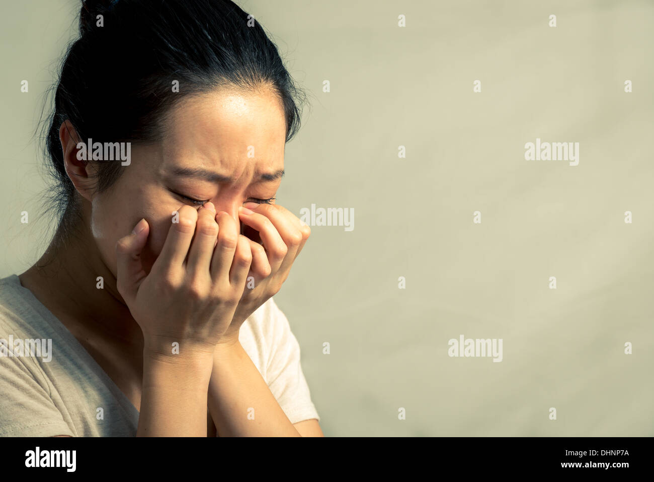 Ritratto di giovane donna che piange disperatamente, con tono di moda e lo sfondo Foto Stock