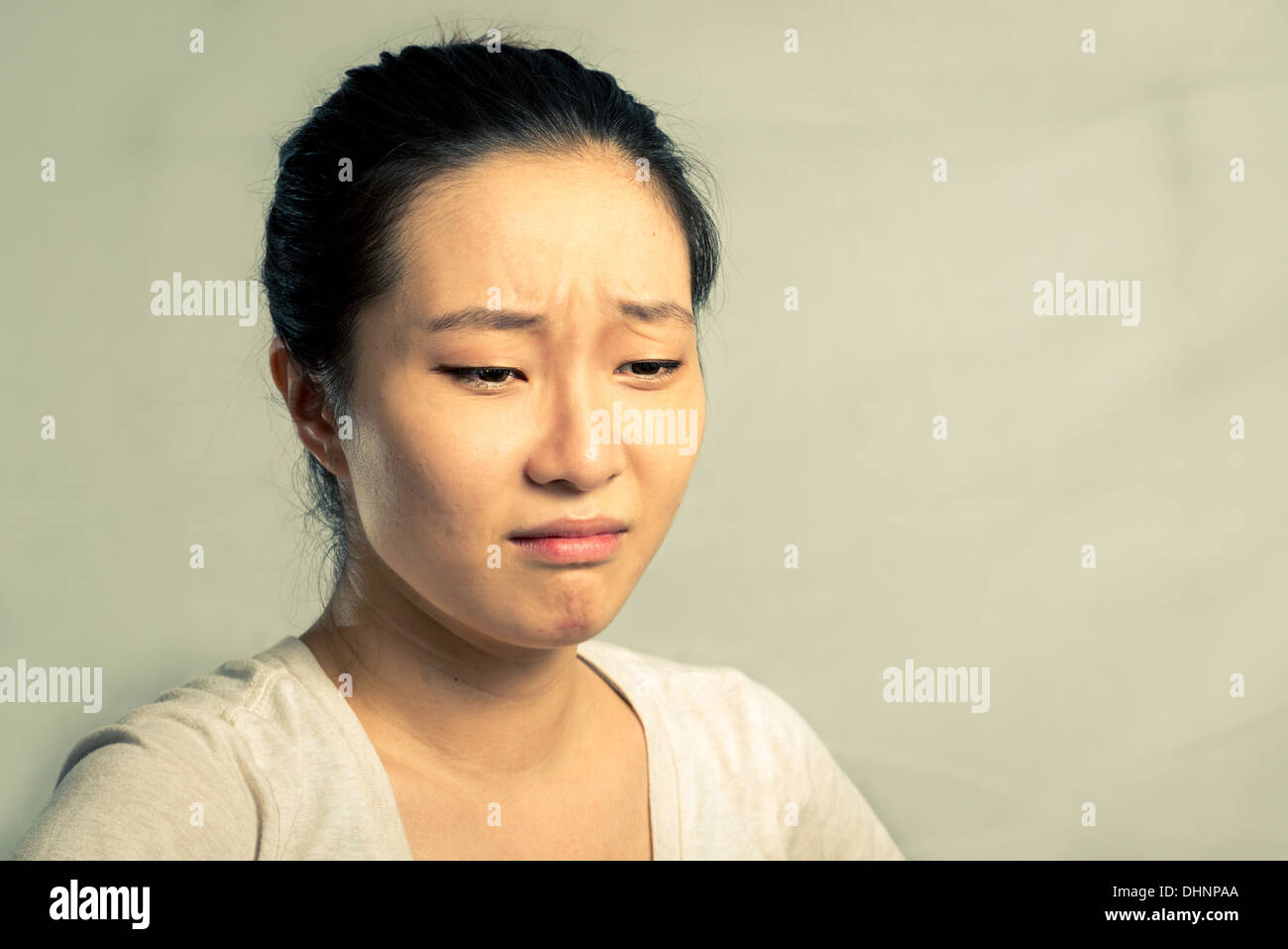 Ritratto di giovane donna che piange disperatamente, con tono di moda e lo sfondo Foto Stock