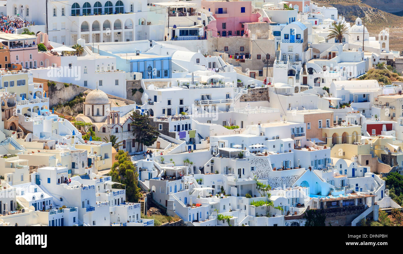 La vista ravvicinata degli edifici sulla caldera nella città principale di Fira Santorini grecia Europa Foto Stock