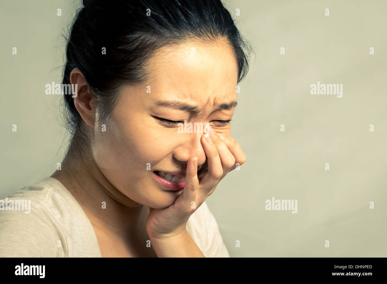 Ritratto di giovane donna che piange disperatamente, con tono di moda e lo sfondo Foto Stock