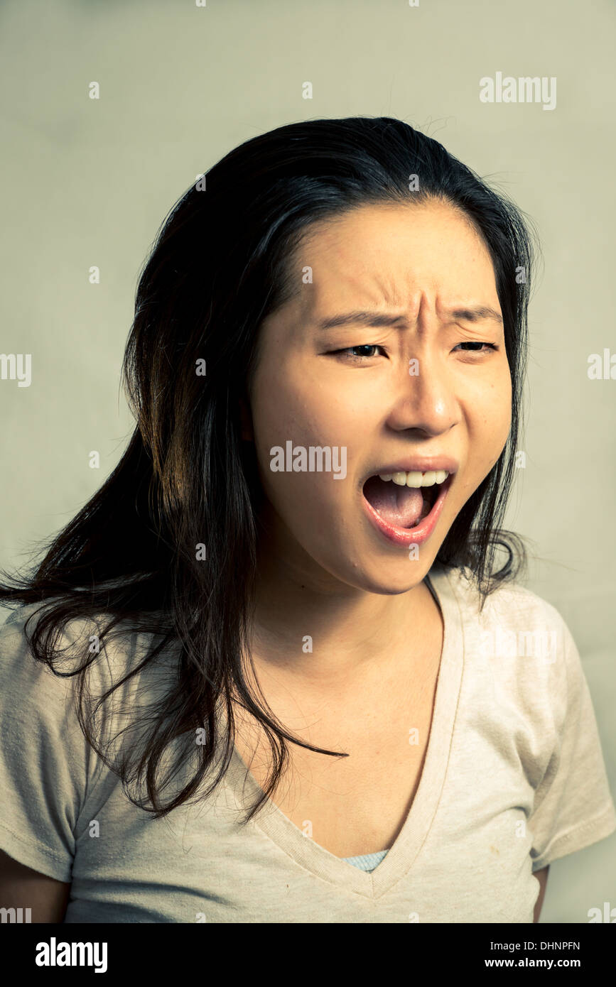 Giovane donna urla, con tono di moda e lo sfondo Foto Stock