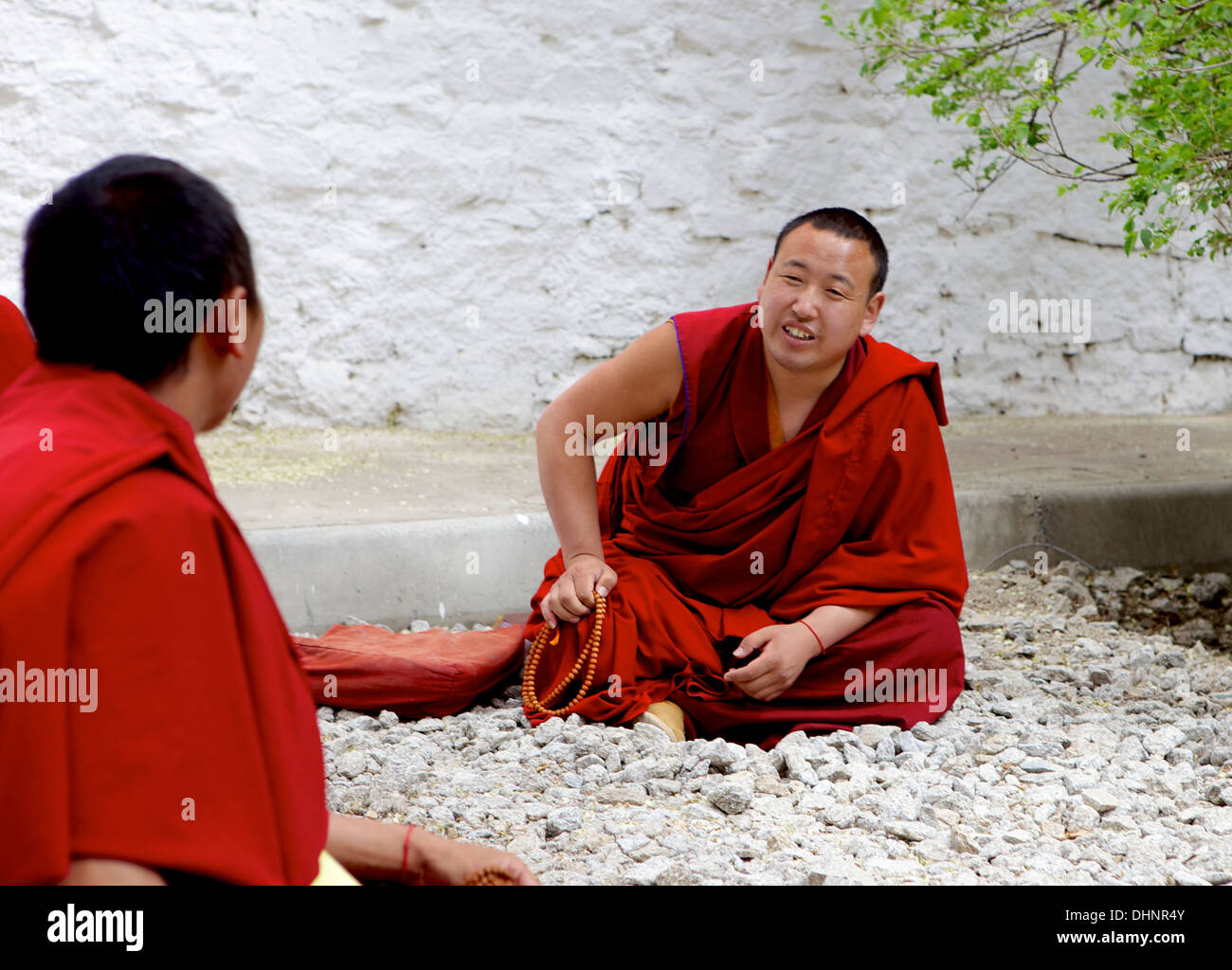 Monaci buddisti tibetani discutendo nel cortile a discutere al Monastero di Sera Lhasa, in Tibet, in Cina Asia Foto Stock