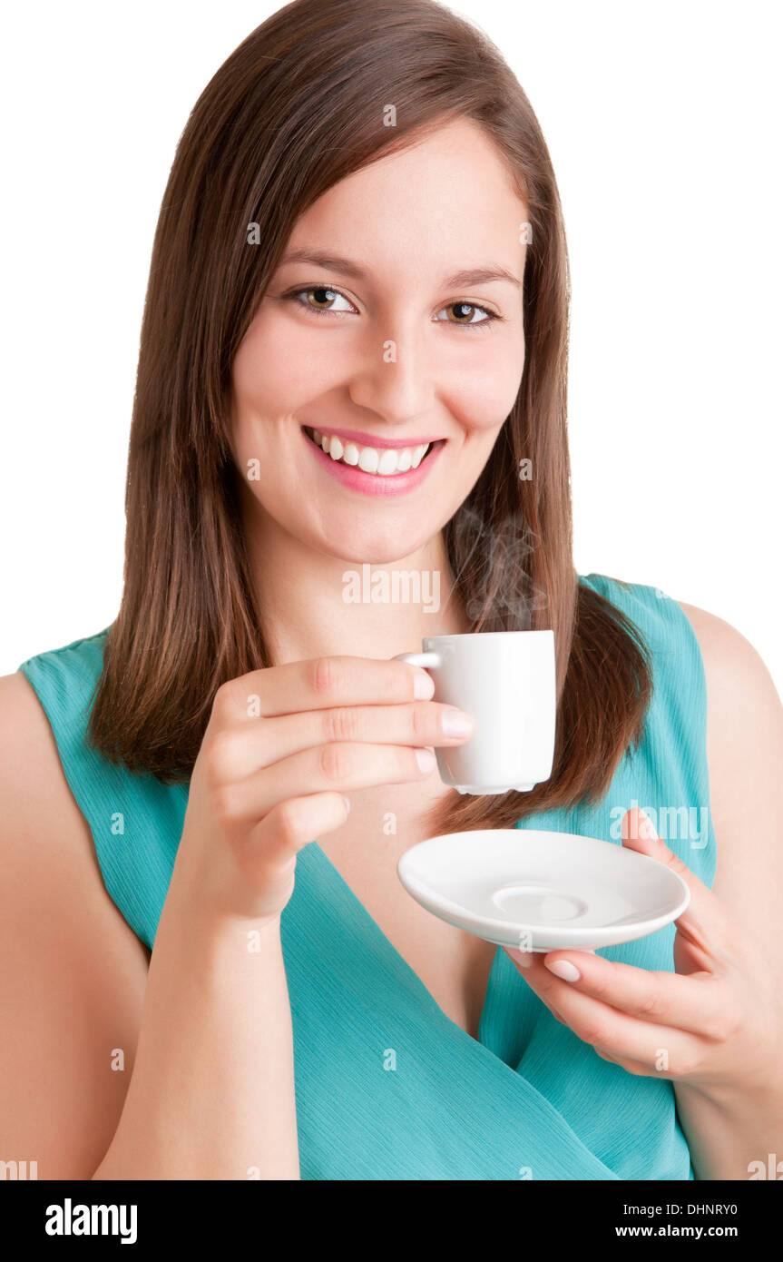 Giovane donna di bere un caffè caldo da una tazza bianca, isolato in bianco Foto Stock