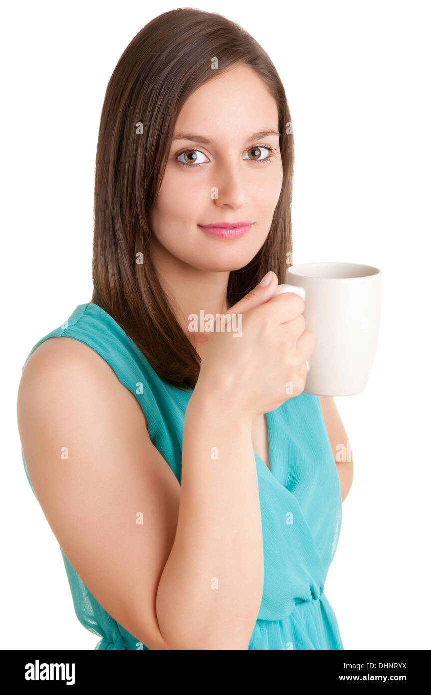 Giovane donna bere un tè caldo da una tazza bianca, isolato in bianco Foto Stock