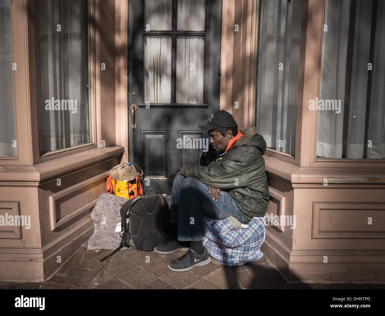Washington DC, Stati Uniti d'America, 13 Nov, 2013: senzatetto cercare riparo dal freddo le temperature nel nord-est. Venti forti e temperature fredde in Washington, DC pongono nuove sfide per la street abitatori. Credito: Ann poco/Alamy Live News Foto Stock