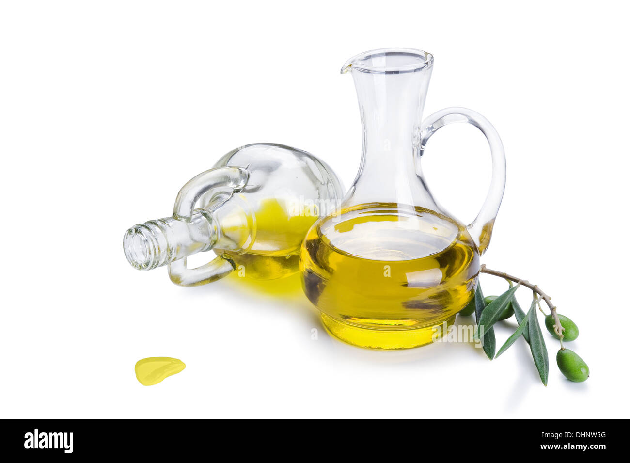 Bottiglia di olio di oliva e di olive fresche succursale con olive isolato su sfondo bianco Foto Stock