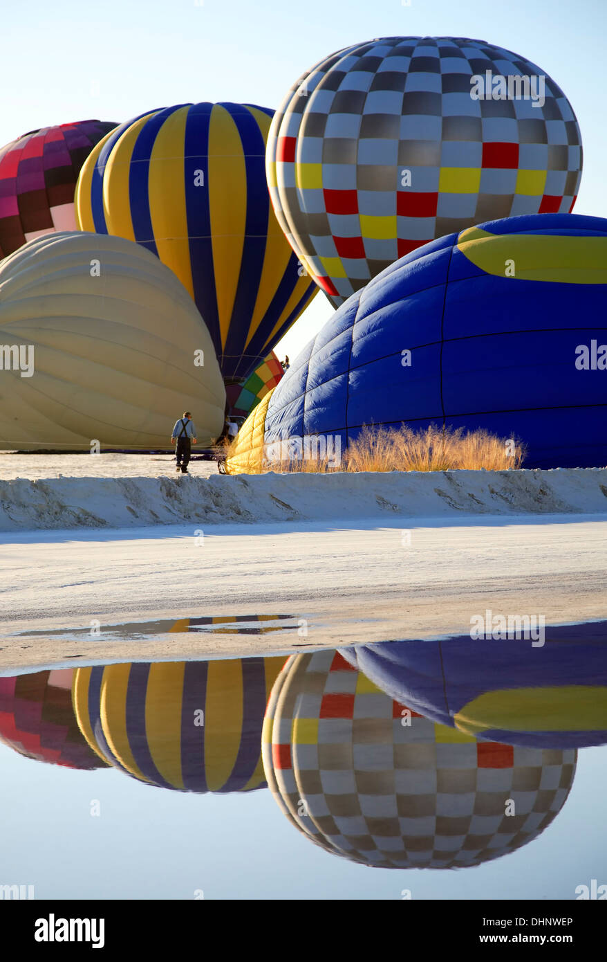 I palloni ad aria calda si riflette sulla pozza e uomo, White Sands Mongolfiera Invitational, White Sands National Park, Nuovo Messico USA Foto Stock