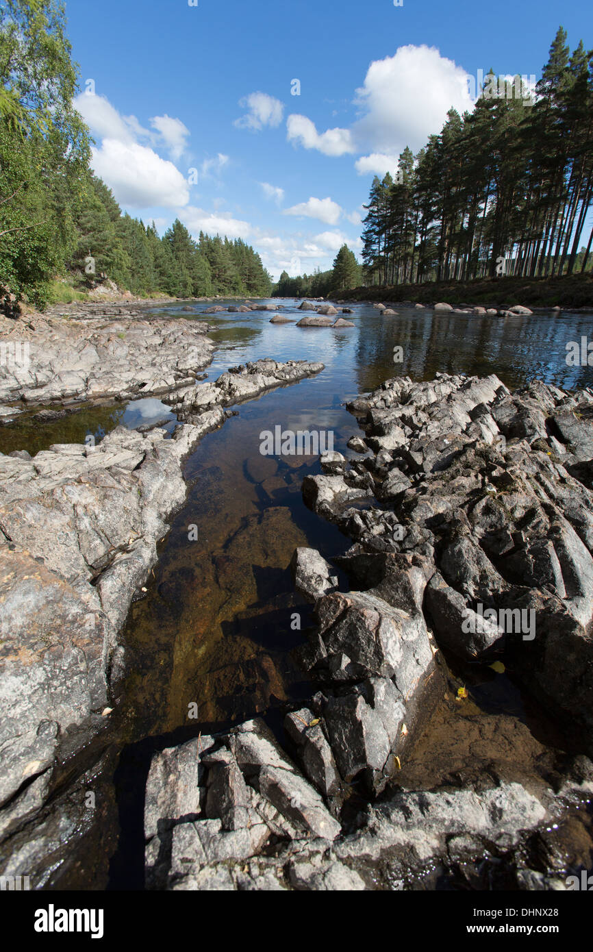 Fiume Dee, Scozia. Vista panoramica del fiume Dee presso il Royal Deeside. Foto Stock