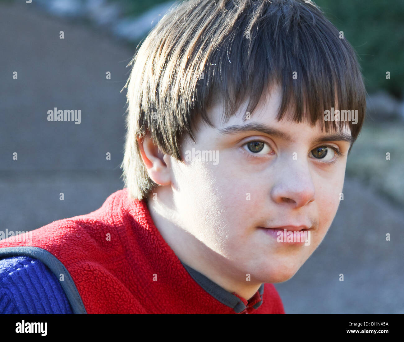 Bel ragazzo con autismo e sindrome di Down Foto Stock